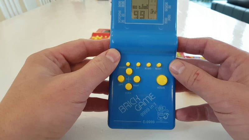 Tetris konzola PRODAVANI predstavljena je kao baterijski uređaj za igru.