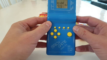 Tetris konzola PRODAVANI predstavljena je kao baterijski uređaj za igru.