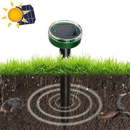 U setu su dva solarna rasterivača za životinje.